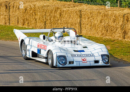 1979 Lola-Cosworth T297 endurance racer, nella parete livrea, pilotato da Holly Mason-Franchitti al 2018 Goodwood Festival of Speed, Sussex, Regno Unito. Foto Stock