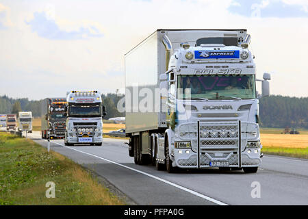 LUOPAJARVI, Finlandia - 9 agosto 2018: Bianco personalizzato Scania semi rimorchio refrigerato di TS Express in camion dei convogli di camion di potenza Show 2018. Foto Stock