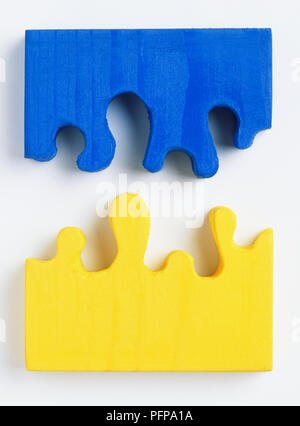 Il blu e il giallo due-piece jigsaw, separato Foto Stock