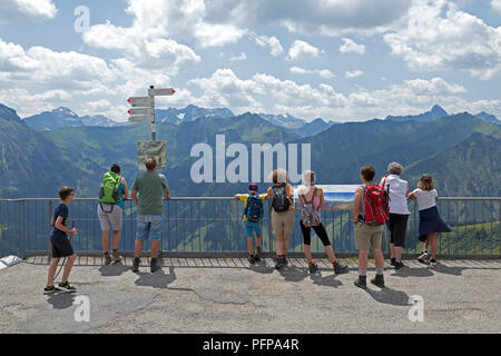 Visitatori godendo la vista dalla stazione di vertice della funivia, Walmendinger Horn, Mittelberg, piccola valle Walser, Austria Foto Stock