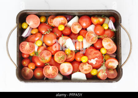 I pomodori, le cipolle e aglio pronti per la tostatura. Foto Stock