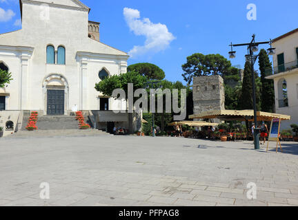 Le caffetterie e Duomo presso il Piazzo Centrale a Ravello Foto Stock