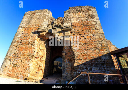 Facciata del palazzo in rovina di Christopher Moura (Cristovao de Moura) nello storico villaggio di Castelo Rodrigo, Portogallo Foto Stock