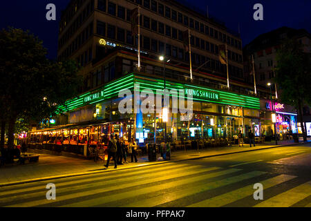 Esterno del Kungshallen food court di notte a Stoccolma, Svezia Foto Stock