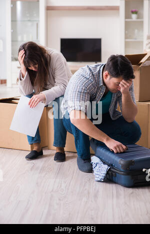 Coppia giovane la ricezione di preclusione lettera di avviso Foto Stock