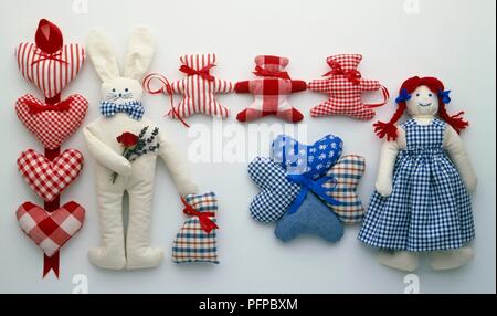 Rag Doll e peluche con cuore cuscini sagomati Foto Stock