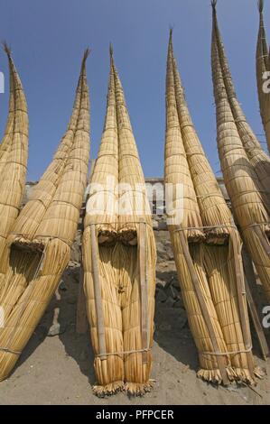 Perù Trujillo, Huanchaco, tradizionale totora reed barche di pescatori sulla spiaggia Foto Stock