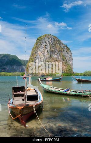 Thailandia, Trang, Hat Pak Meng, barche ormeggiate nella baia Foto Stock