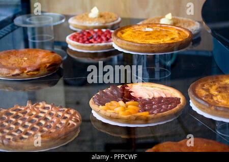 Belgio, varie torte e crostate visualizzati in una pasticceria Foto Stock