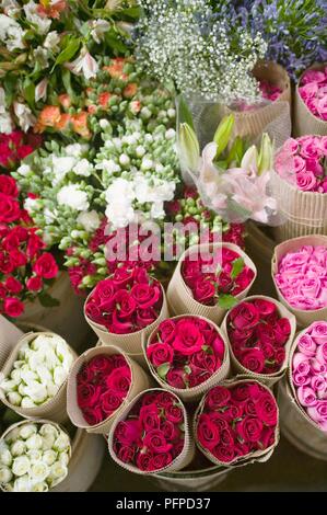 Kenya, Nairobi, città mercato, rose e vari altri fiori per la vendita Foto Stock