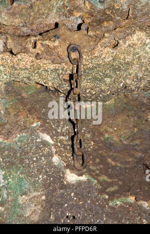 Kenya, Shimoni, catena attaccata alla parete in ex schiavo grotte, close-up Foto Stock