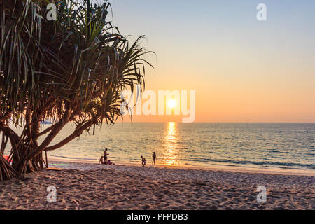 Phuket, Tailandia-27th Gennaio 2015: Persone a Bang Tao Beach e guardare il tramonto, i tramonti sono bellissimo. Foto Stock