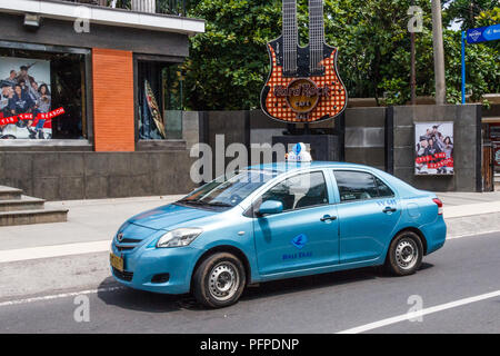 Kuta Bali - 18 Novembre 2016: un taxi Bluebird fuori l'Hard Rock Cafe. La ditta è la principale compagnia di taxi. Foto Stock