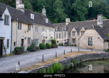 Castle Combe nel Wiltshire è famoso per essere uno di Inghilterra del borghi più belli, con molte case costruito con la locale pietra di Cotswold Foto Stock