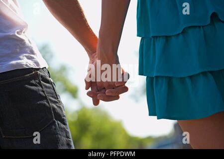 Giovane Holding Hands, close-up Foto Stock
