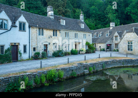 Castle Combe nel Wiltshire è famoso per essere uno di Inghilterra del borghi più belli, con molte case costruito con la locale pietra di Cotswold Foto Stock