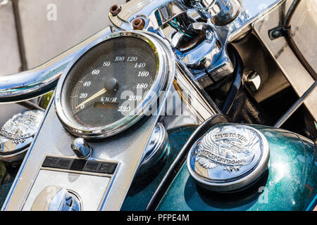 Patong, Tailandia - 15 Aprile 2017: il Logo della Harley Davidson Heritage Softail. Il motociclo è un famoso marchio americano. Foto Stock