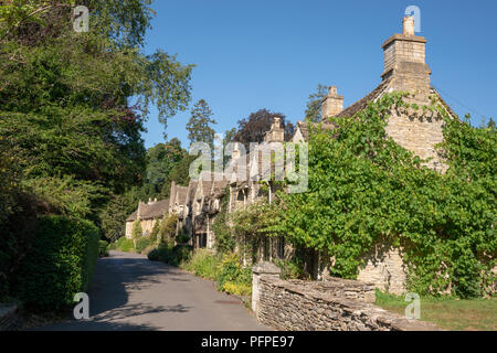 Castle Combe nel Wiltshire è famoso per essere uno di Inghilterra del borghi più belli, con molte case costruito con la locale pietra di Cotswold Foto Stock