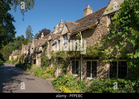 Castle Combe nel Wiltshire è famoso per essere uno di Inghilterra del borghi più belli, con molte case costruito con la locale pietra di Cotswold Foto Stock