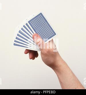 Mano di uomo con mazzo di carte Foto Stock