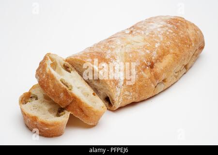La ciabatta di oliva pane con due fette Foto Stock
