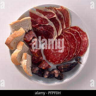 Prosciutto Spagnolo, salsiccia, e budino nero su bianco piastra con pane Foto Stock