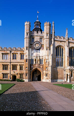 Inghilterra, Cambridge, Trinity College, grande corte, Torre dell Orologio impostato contro il cielo blu Foto Stock