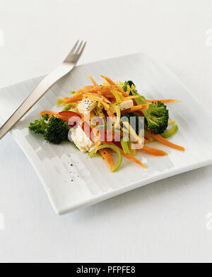 Pesce fresco fresco sul vassoio riempito con cubetti di ghiaccio Foto Stock