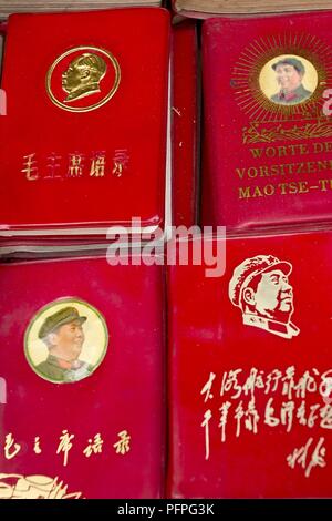 Cina, Shanghai, città vecchia, Dong Tai Lu mercatino di Antiquariato, copie del Presidente Mao libretto rosso per la vendita sul mercato in stallo Foto Stock