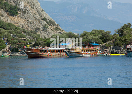 La Turchia, nei pressi di Fethiye, barche ancorate al largo di Isola di San Nicola, visto da Gemiler beach Foto Stock