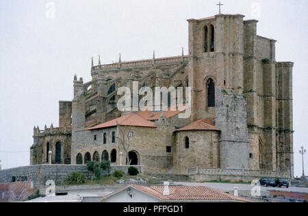 Spagna Spagna settentrionale, Cantabria, Castro Urdiales, Iglesia de Santa Maria de la Asunción Foto Stock