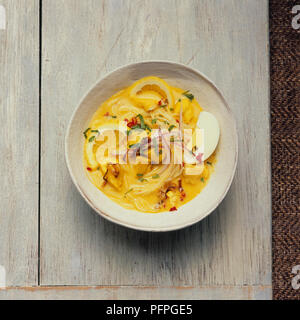 Ohno kwautskwe, Birmano zuppa di noodle al pollo con latte di cocco, contenenti uova sode, le cipolle, i limoni Foto Stock
