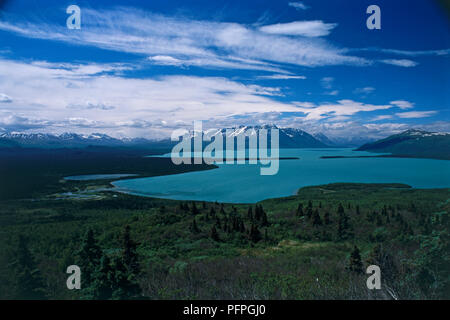 Stati Uniti d'America, Alaska Katmai National Park, Iliuk braccio del lago Naknek con montagne in lontananza e il cielo blu sopra Foto Stock