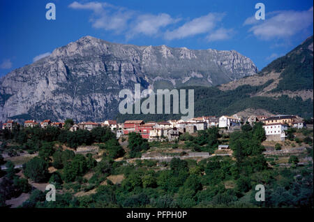 Spagna Aragona, provincia di Huesca, Laspuna, vista sulla città e pena Montanesa montagne sullo sfondo Foto Stock