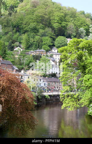 Gran Bretagna, Inghilterra, Derbyshire, Peak District, Matlock Bath, vista dal fiume Derwent Foto Stock