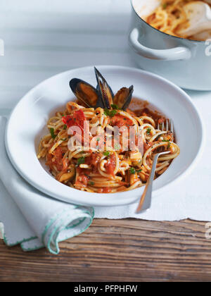 Spaghetti frutti di mare servita nella ciotola con forcella Foto Stock