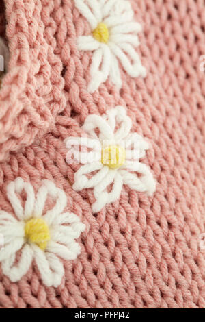 Daisy pattern sul rosa bambina del vestito, close-up Foto Stock