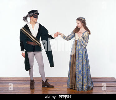 L uomo e la donna che indossa il XVI secolo Shakespeare-era costume, tenendo le mani Foto Stock