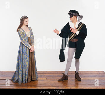 L uomo e la donna che indossa il XVI secolo Shakespeare-era costume, in piedi tra loro affacciate Foto Stock