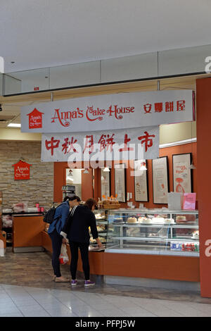 Due canadese cinese donne in Anna casa torta da forno, Lansdowne Center shopping mall in Richmond, BC, Canada Foto Stock