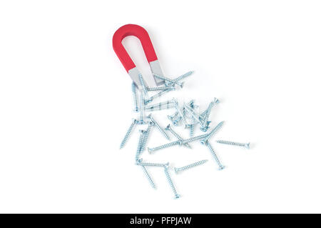 Il magnete a ferro di cavallo per attrarre le viti metalliche Foto Stock