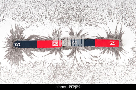 Bar magneti attraendo i residui di limatura di metallo Foto Stock
