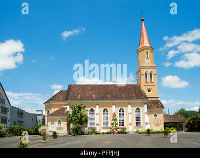 Sud America, Brasile, Ilha de Santa Catarina, Pomerode, Igreja Luterena, esterna di tedesco-chiesa di stile con alta guglia in cima al tetto di tegole Foto Stock