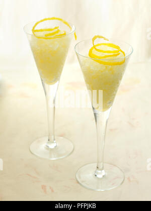 Granita al limone servita in bicchieri da cocktail Foto Stock