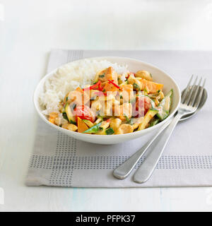Taccole, patata dolce e anacardi curry rosso (vegetariano) Foto Stock