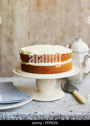 Victoria sponge cake su cakestand Foto Stock