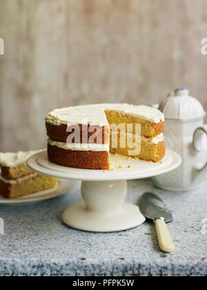 Victoria sponge cake su cakestand Foto Stock