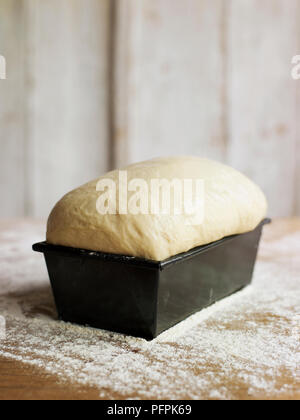 Aumentato di pasta di pane nella teglia per pane Foto stock - Alamy