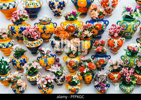 Facciata di una casa tradizionale con una decorazione di piastre in ceramica e vasi di fiori colorati nello storico quartiere Albaicin. Foto Stock