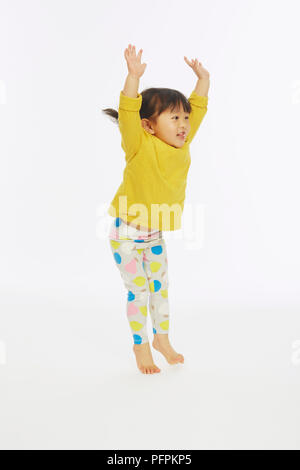 Due anni di old girl jumping Foto Stock